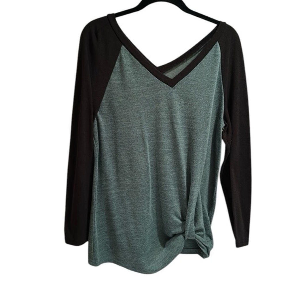 Women’s Shein green and black v-neck shirt Size XL